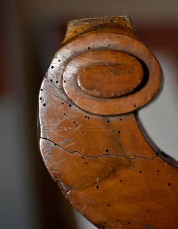 bracciolo in legno con fori a causa dei tarli